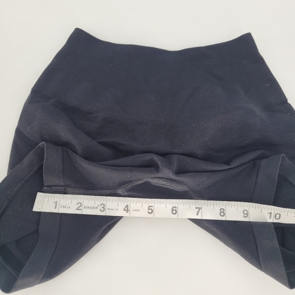 alphalete Athletics black womens Amplify Short 4.5" but scrunch size small - Picture 6 of 8